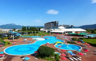 Piscina interna, piscina externa sazonal, salva-vidas no local
