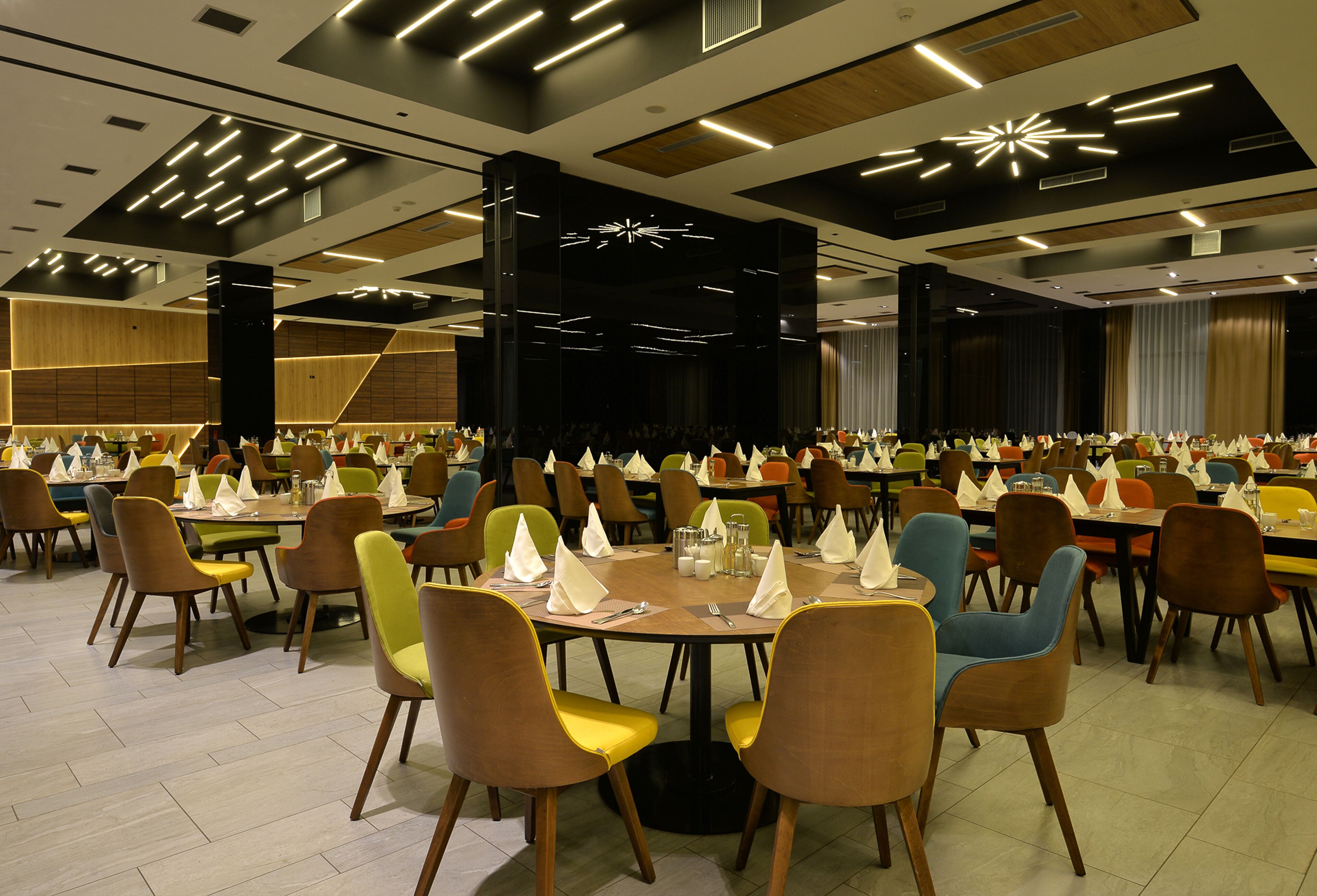 Phục vụ bữa sáng, bữa trưa, bữa tối, món địa phương và quốc tế 