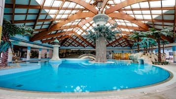 Inomhuspool, en säsongsöppen utomhuspool och livvakter på plats