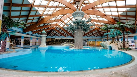 Una piscina techada, una piscina al aire libre de temporada