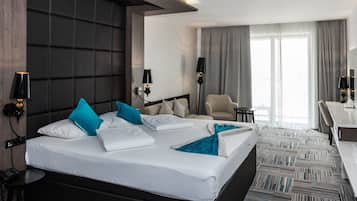 Yhden hengen deluxe-huone, parveke | Ylelliset vuodevaatteet, minibaari, tallelokero huoneessa, työpöytä