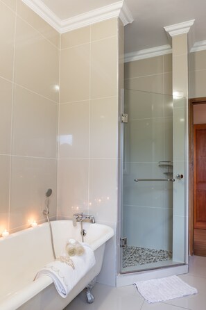 Habitación estándar | Baño | Secador de pelo, toallas, jabón y papel higiénico
