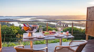 Apartamento de luna de miel, 1 habitación, vistas al mar | Desayuno | Se ofrece un desayuno inglés entre semana (120 ZAR por persona)