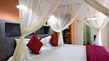Standard Room, Accessible (No. 1) | In-room safe, individually decorated, individually furnished, desk