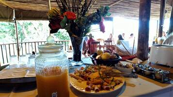 Daily buffet breakfast (ZAR 135 per person)