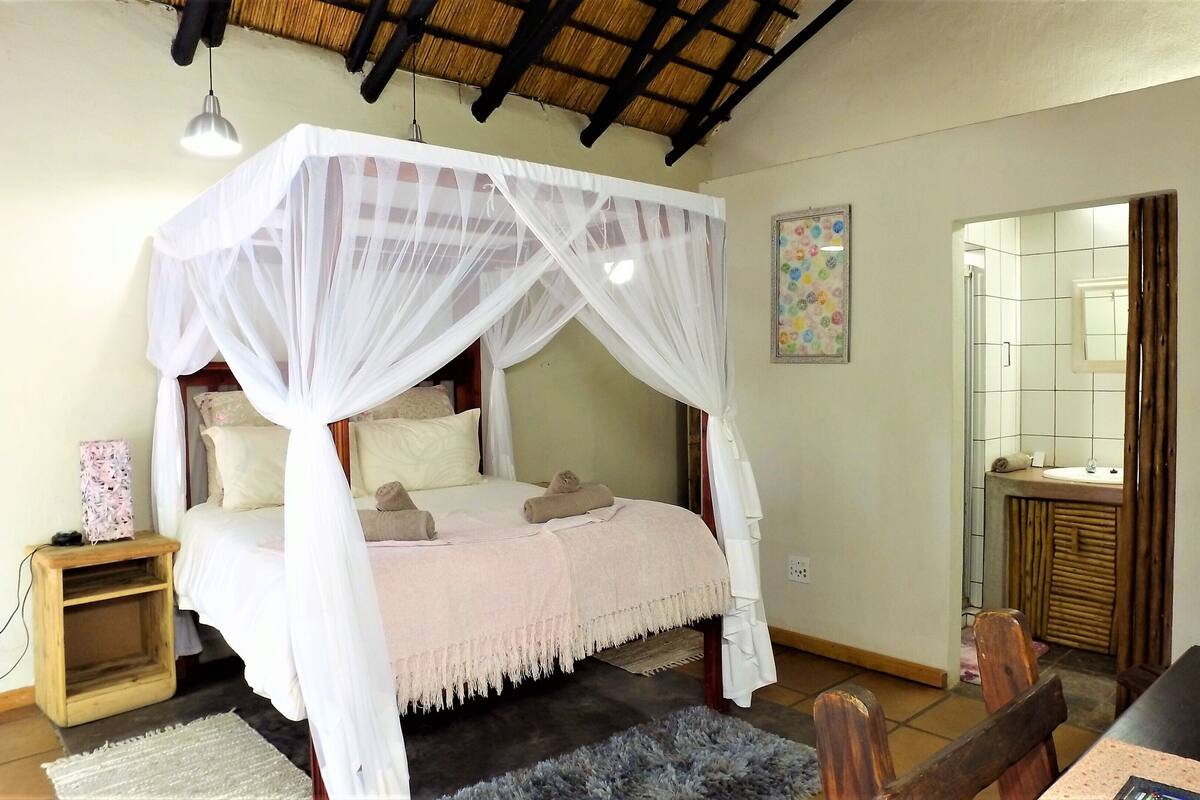 Standard Room:  King | 房內夾萬、書桌、手提電腦工作空間、免費 Wi-Fi