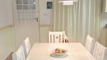 Three Bedroom Apartment | Restauration dans la chambre