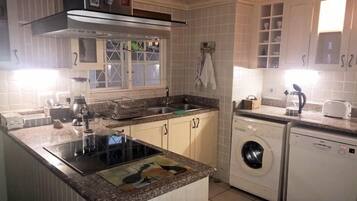 GroĂer KĂŒhlschrank, Mikrowelle, Herdplatte, GeschirrspĂŒler