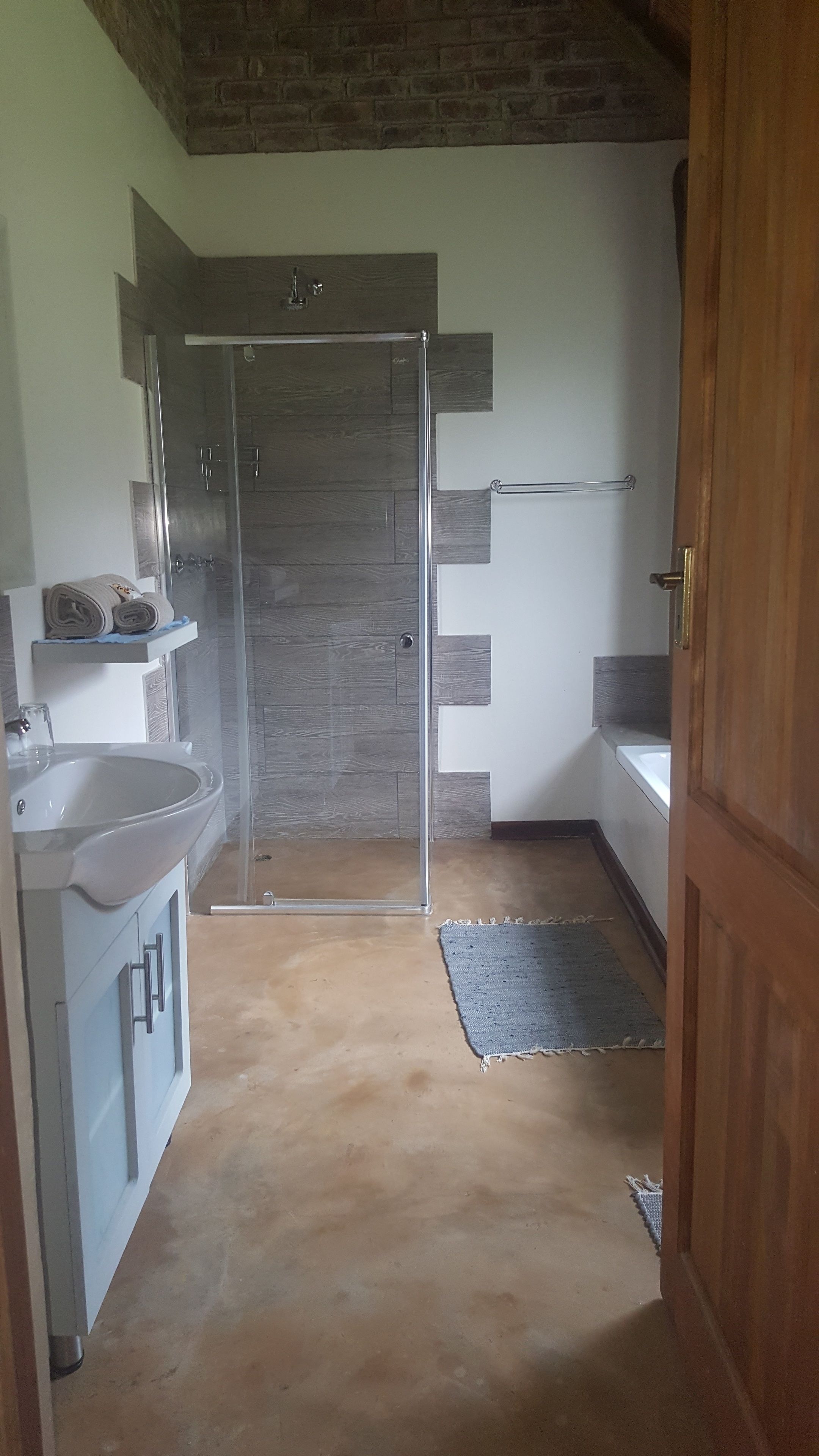 Double Room | Bathroom | Combined shower/tub, towels