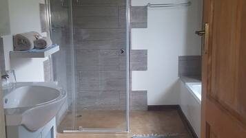 Double Room | Bathroom | Combined shower/tub, towels