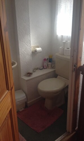 Douche, articles de toilette gratuits, sèche-cheveux