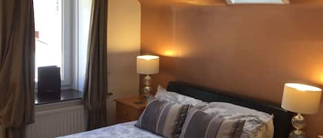 Double Room, Ensuite | Iron/ironing board, free WiFi, bed sheets
