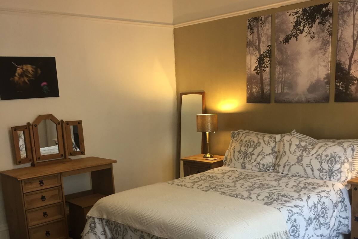 Family Room, Ensuite | Iron/ironing board, WiFi (free), bed sheets