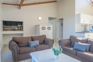 Fynbos Ridge 4  | Living area | 32-inch TV with satellite channels - Fynbos Golf & Country Estate (Eersterivierstrand)