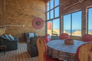 Habitación familiar | Área de sala de estar | Televisión de 32 pulgadas con canales vía satélite 