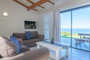 Fynbos Ridge 3 | Living area | 32-inch TV with satellite channels - Fynbos Golf & Country Estate (Eersterivierstrand)