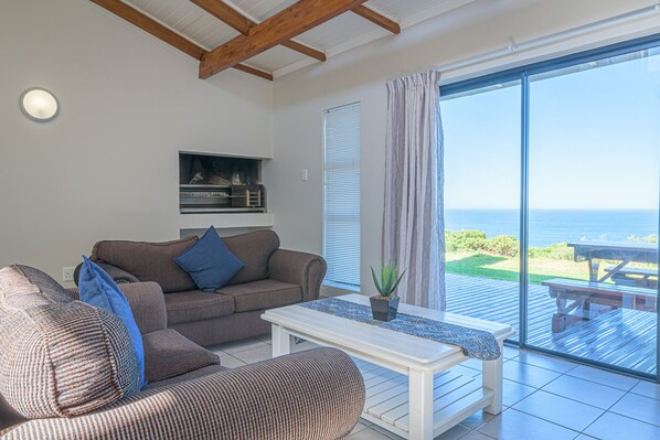 Fynbos Ridge 3 | Living area | 32-inch TV with satellite channels