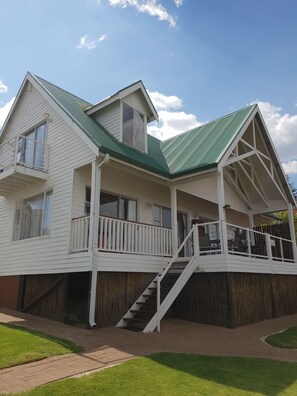 SchemeSelfcatering Units - Sleep 4 | Terrace/patio - Knock Out View Clarens (Clarens)