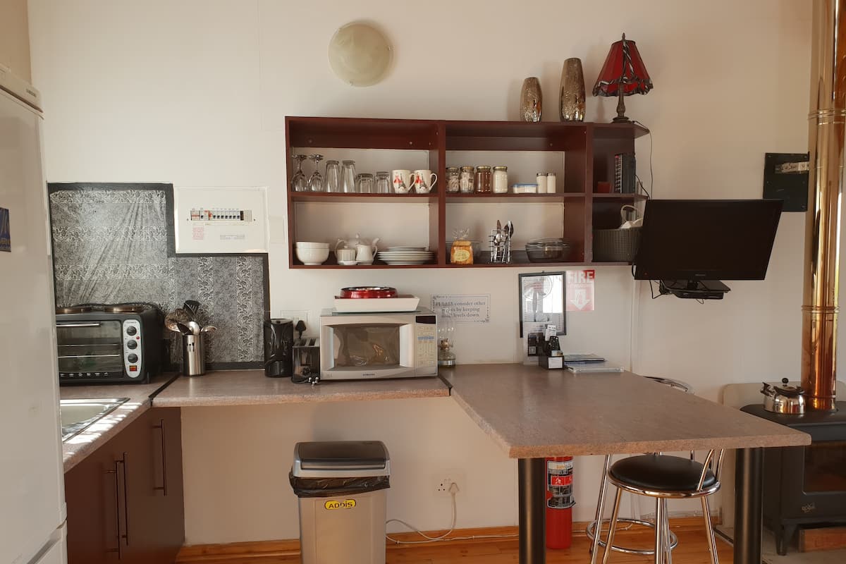 schemeselfcatering units - sleep 4  | individually decorated, individually furnished, laptop workspace