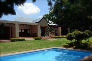 Hồ bơi ngoài trời 