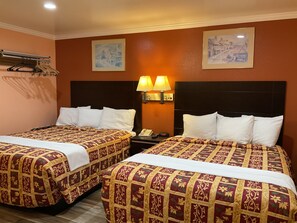 Habitación estándar, 2 camas matrimoniales | Escritorio, tabla de planchar con plancha y wifi gratis