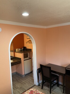 Standard Room, 1 Queen Bed | 1 bedroom, desk, iron/ironing board, free WiFi