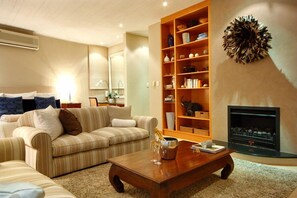 Suite Bulan Madu | Area keluarga | TV LCD, perapian, pemutar DVD, dan stasiun docking iPod