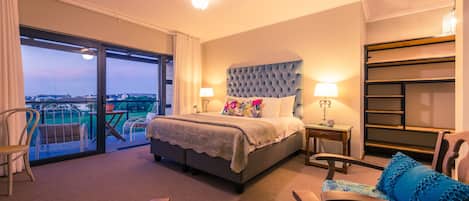 Quarto casal ou duplo superluxo, 1 cama King, sacada, vista parcial para o oceano | 1 quarto, roupas de cama antialérgicas, cofres nos quartos