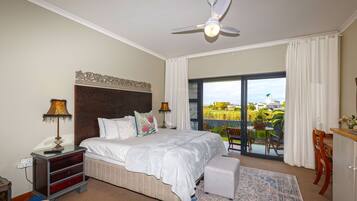Chambre luxueuse double ou avec lits jumeaux, 1 très grand lit, patio, vue sur le terrain de golf | Coffre-fort, décor unique, ameublement unique, bureau