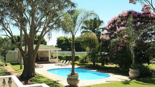 Outdoor pool, sun loungers - Valley Lodge (Hillcrest)
