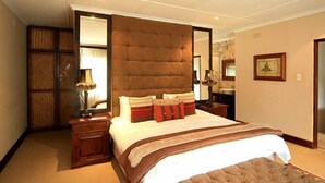 Minibar, in-room safe, desk, iron/ironing board (on request) - Valley Lodge (Hillcrest)