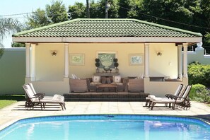 Se sirven desayunos, almuerzos y cenas; cocina internacional