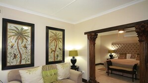 Flat-screen TV, DVD player - Valley Lodge (Hillcrest)