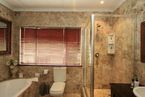 Artículos de tocador gratuitos, secador de pelo, batas, pantuflas