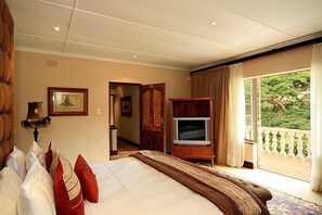 Minibar, caja de seguridad en la habitación y escritorio 