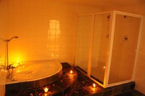 Shower, towels - Ezulwini Berg Resort (Jagersrust)