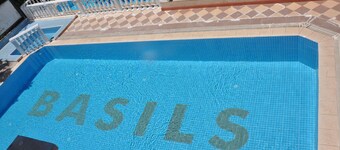 Basil's Apart Hotel