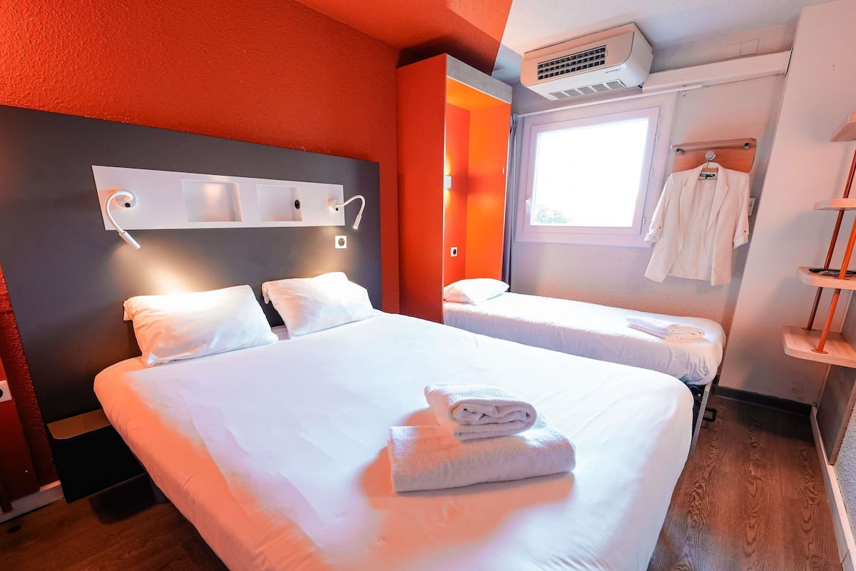 Triple Room | Free cots/infant beds, free WiFi, bed sheets