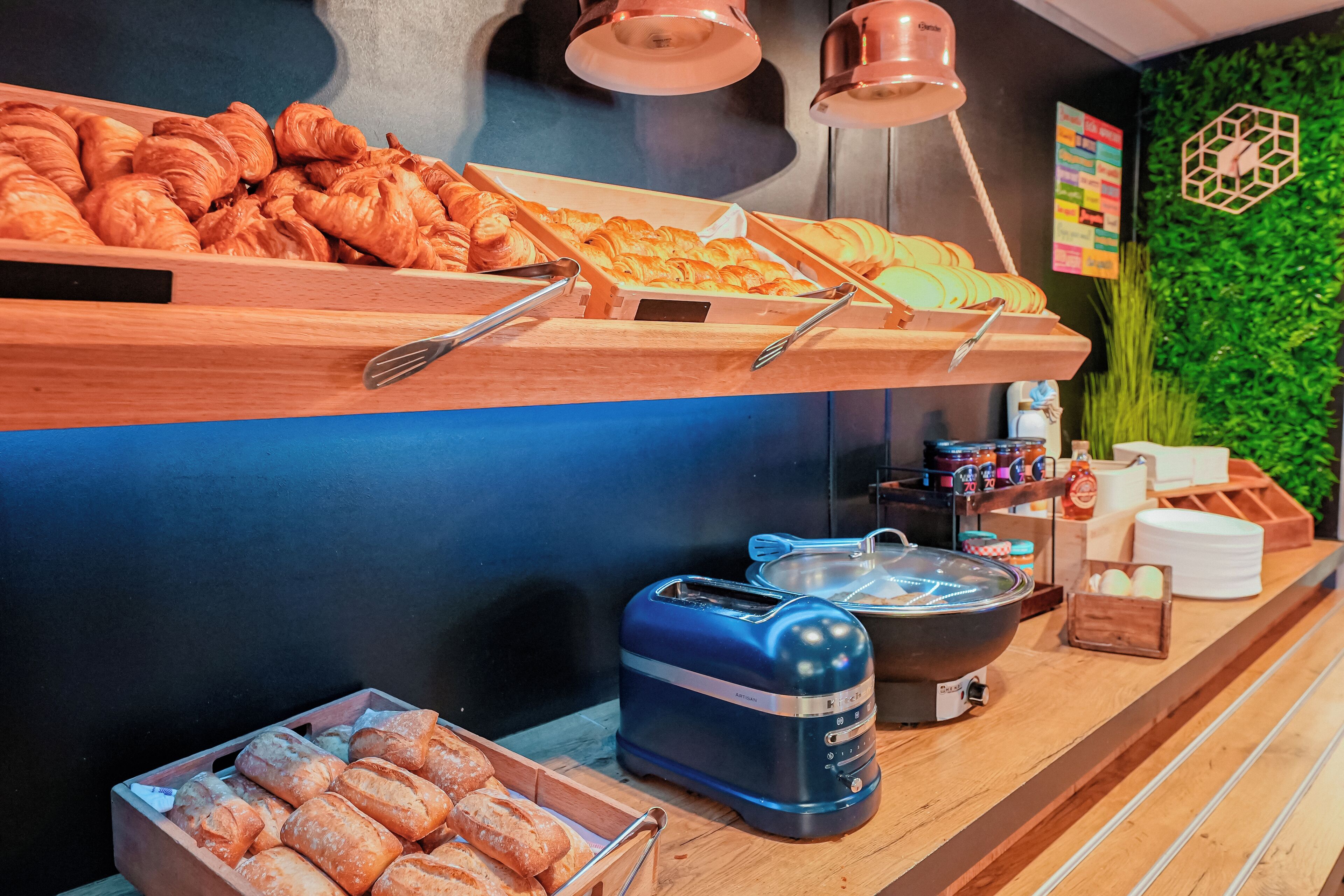 Se ofrece un desayuno bufé todos los días (por un coste adicional)