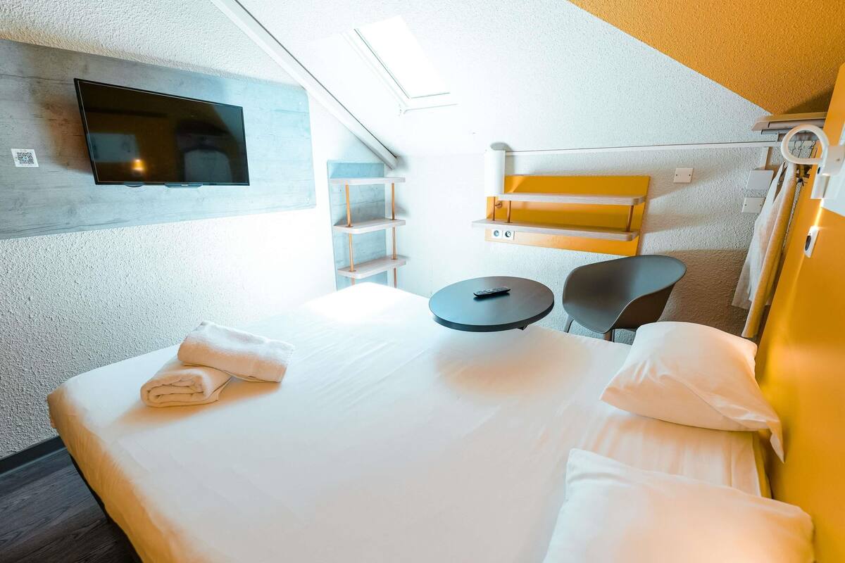 Kamar Double | Tempat tidur bayi gratis, Wi-Fi gratis, dan seprai linen