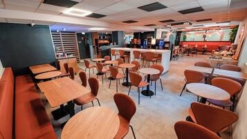 Petit déjeuner buffet (9.90 EUR par personne)