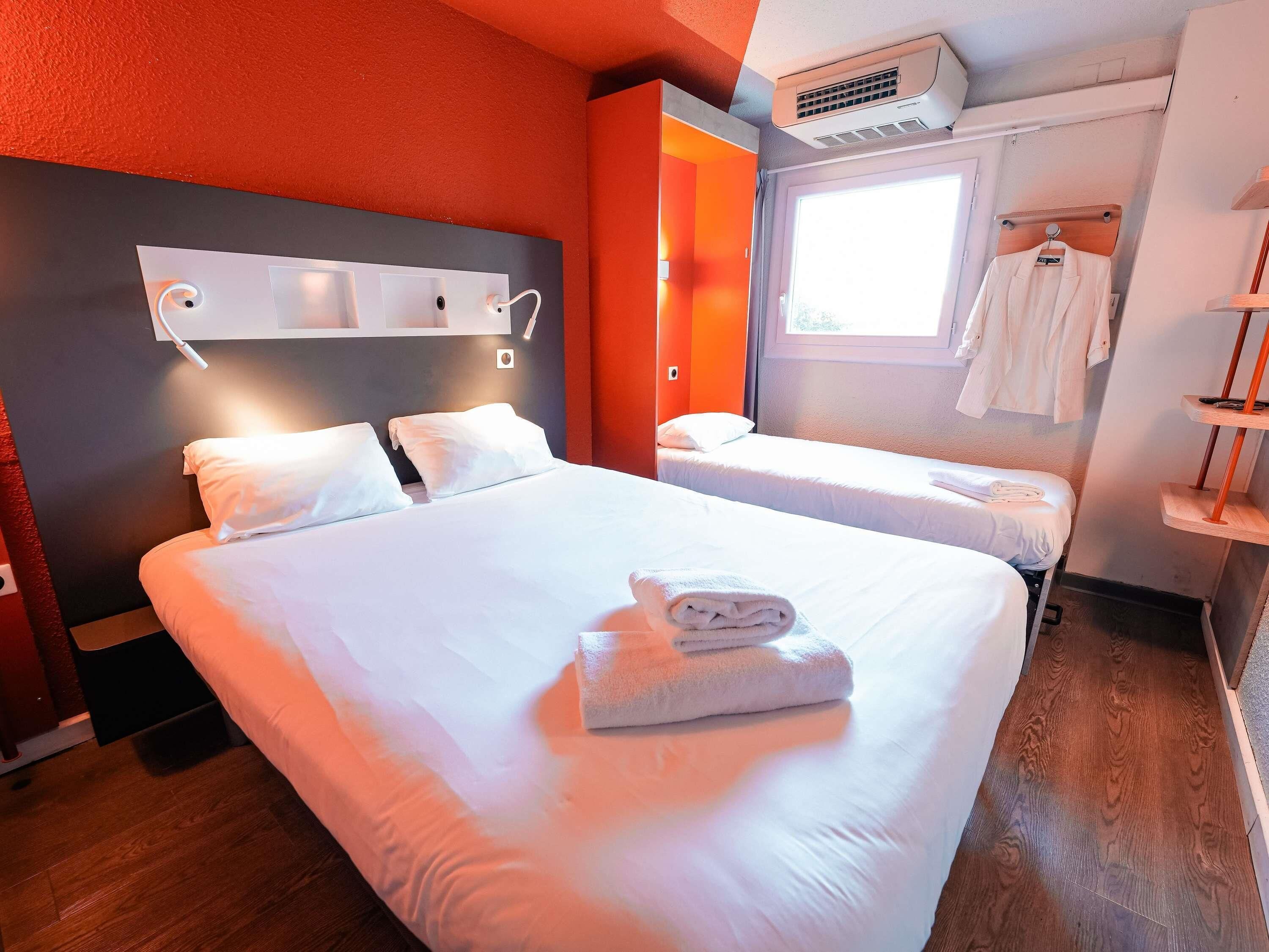 Triple Room | Free cots/infant beds, free WiFi, bed sheets