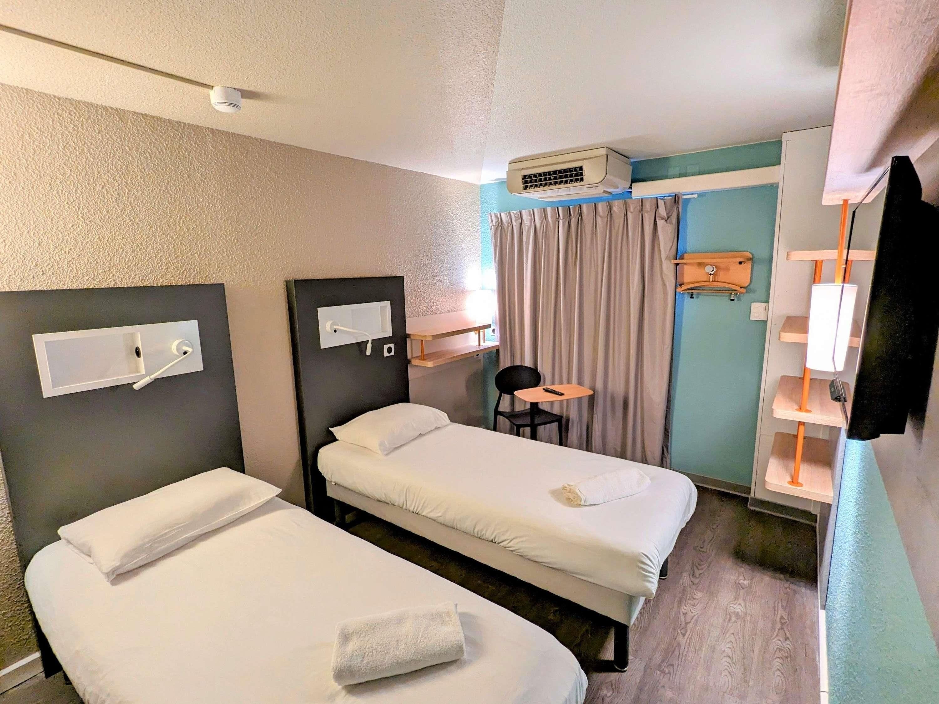 Quarto duplo, 2 camas de solteiro | Berços grátis, Wi-Fi de cortesia, roupa de cama