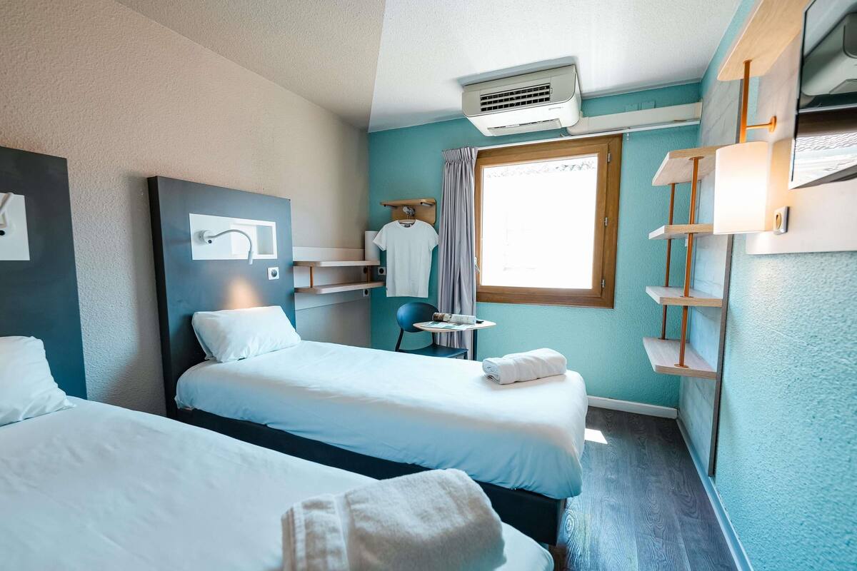 Kamar Twin, 2 Tempat Tidur Twin | Tempat tidur bayi gratis, Wi-Fi gratis, dan seprai linen