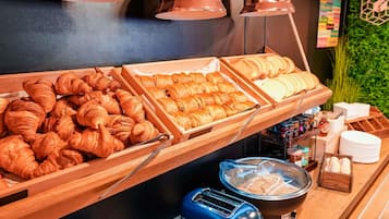 Petit déjeuner buffet servi tous les jours en supplément