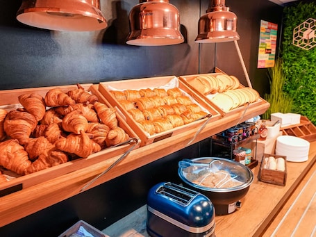 Daily buffet breakfast for a fee. Ibis Budget Marseille Vieux Port