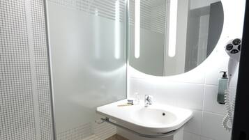 Double Room | Bathroom | Shower, eco-friendly toiletries, hair dryer, towels