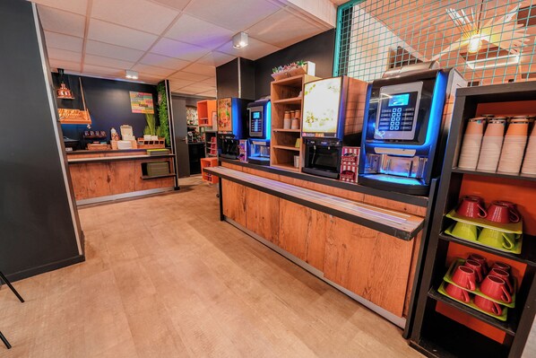 Café da manhã com buffet diário (EUR 9.90 por pessoa)