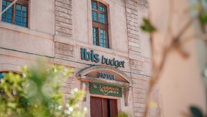 A building with a sign reading "ibis budget hotel" and "la Capitainerie des Galeres" below it.