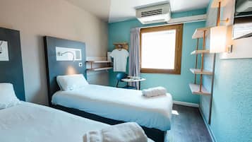 Chambre avec lits jumeaux, 2 lits une place | Lits bébé (gratuits), Wi-Fi gratuit, draps fournis
